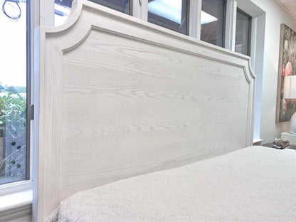 Bassett 'Ventura Panel Storage' King Bed