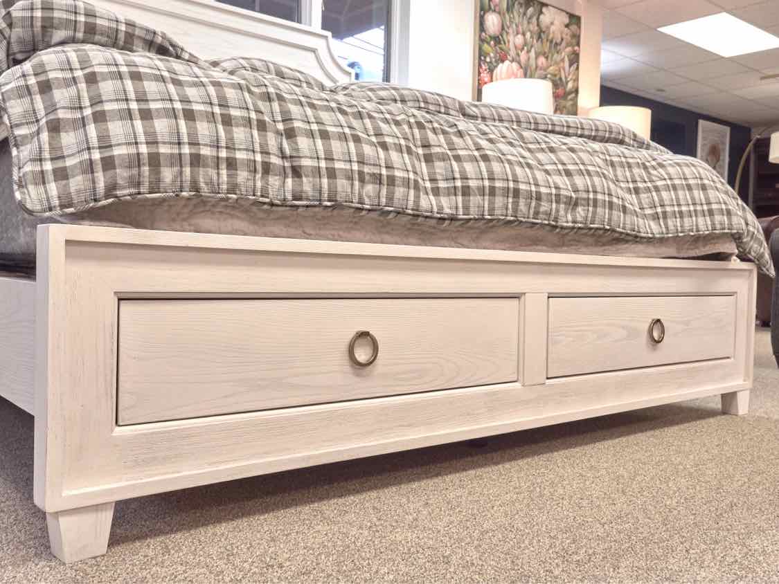 Bassett 'Ventura Panel Storage' King Bed