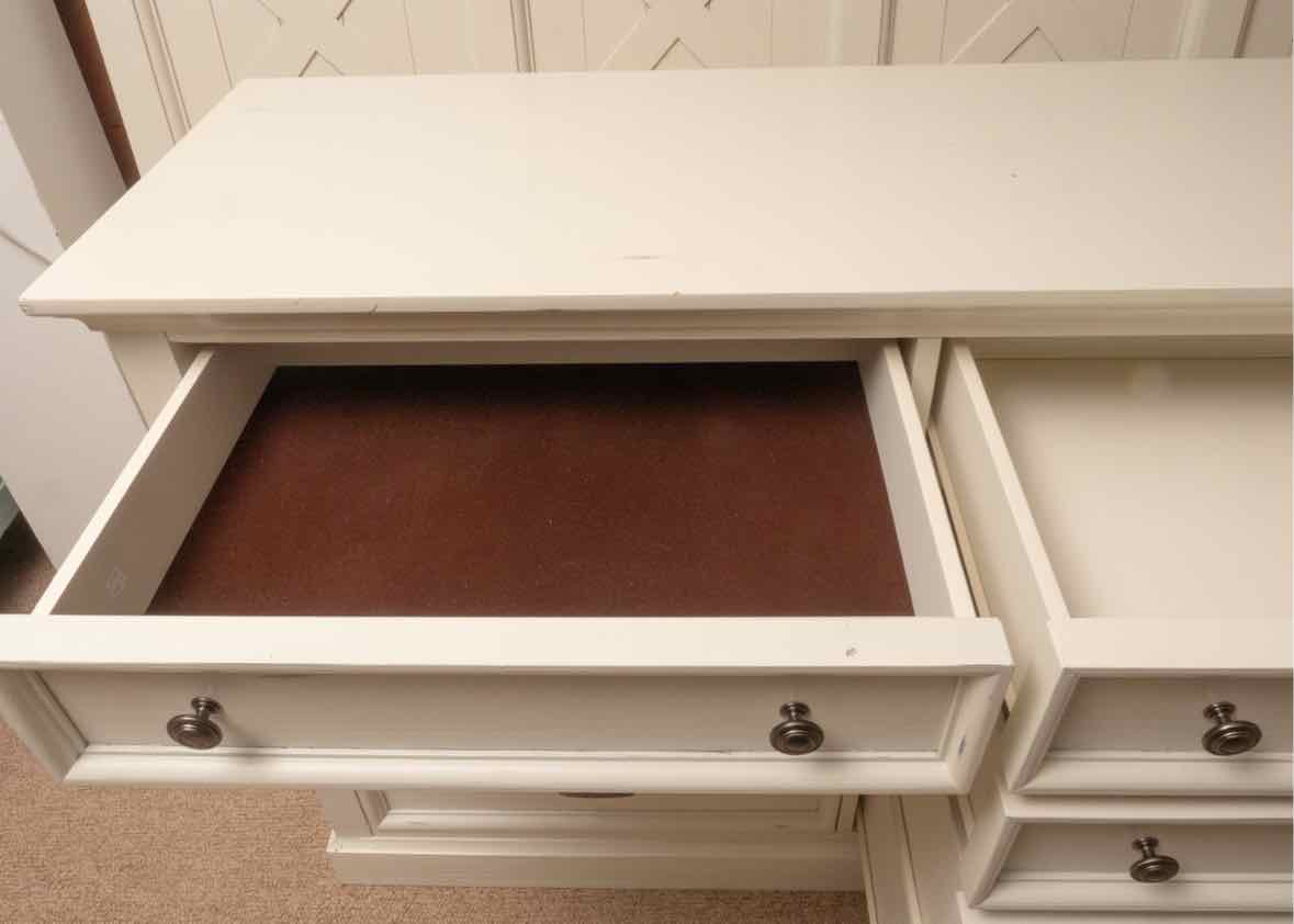 Folio 21 'Hilton Head' Distressed Ivory Finish 8 Drawer Dresser