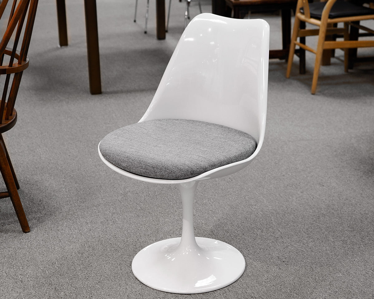 MCM 48" Oval Dining Table With Five Chairs