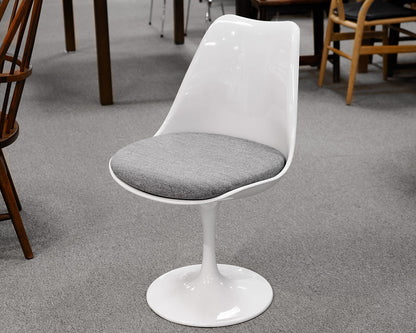 MCM 48" Oval Dining Table With Five Chairs