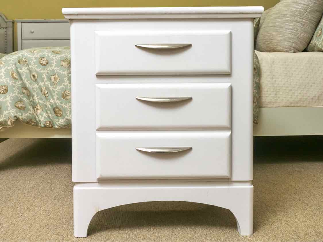 Global Furniture'Cottage White' Custom Finish 3 Drawer  Nightstand