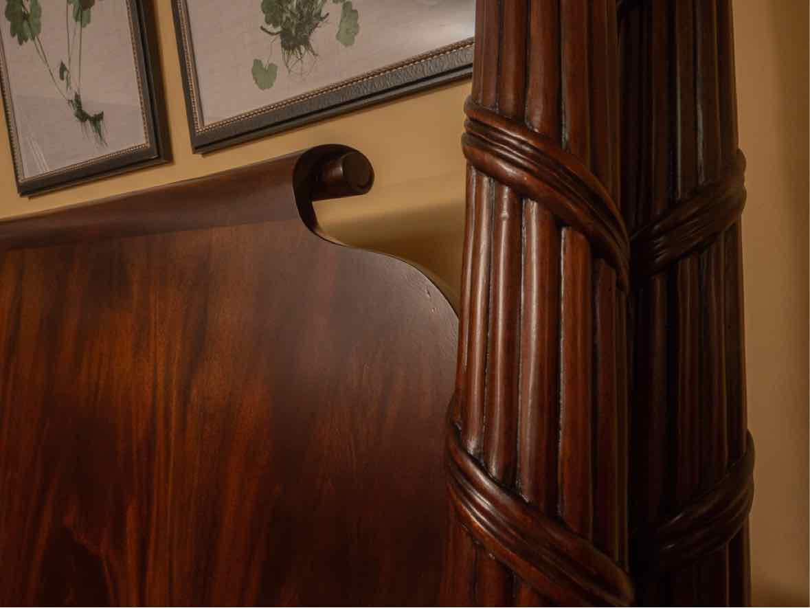 Ethan Allen Mahogany 'Laurel' Queen 4 Post Bed