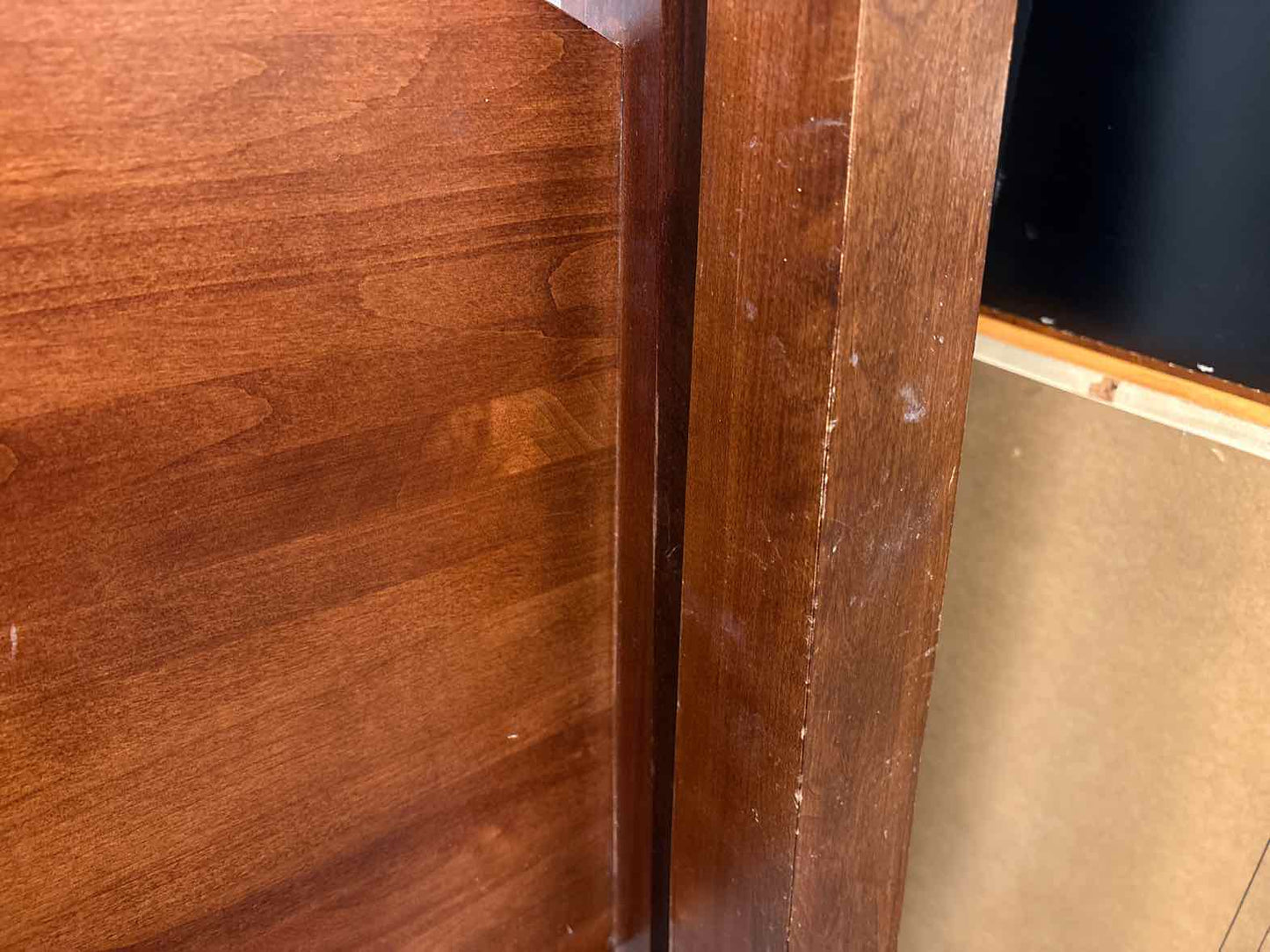 Kincaid Cherry Pencil Post Queen Bed