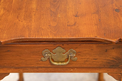 Pine Scalloped Porringer Top Side Table W/Brass Chippendale 1 Drawer Pull
