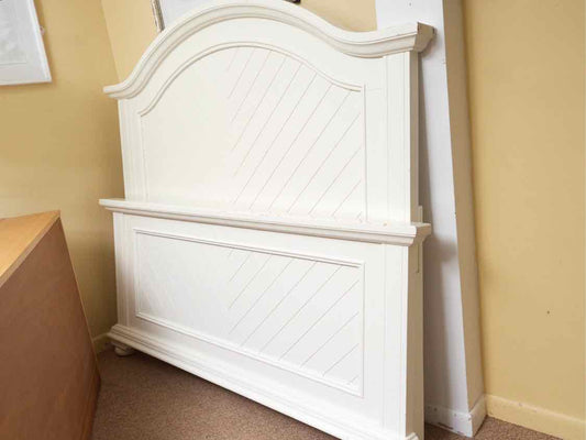 Bassett  Off White Arched  Queen Bed Includes Siderails & Wooden Slats