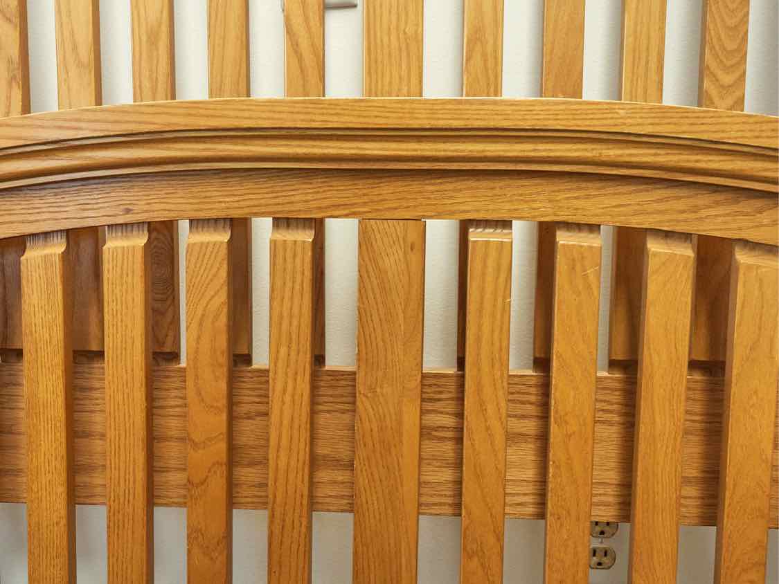 Vaughn Bassett Queen Arched Oak Bed