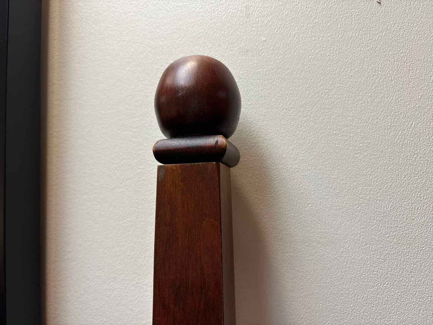 Kincaid Cherry Pencil Post Queen Bed