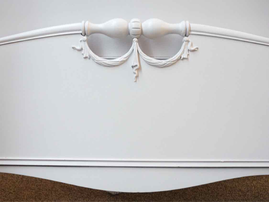 Full Size Rosette Carved Bed