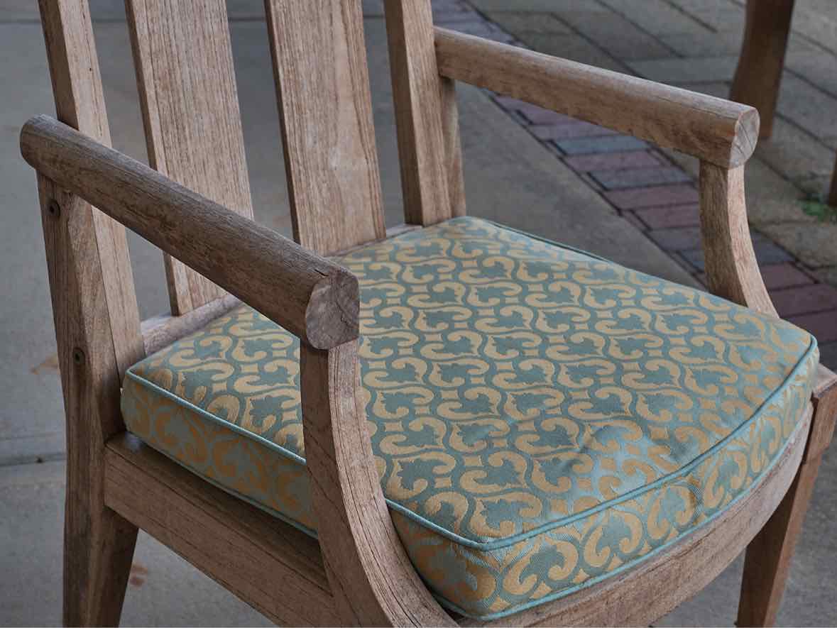 Outdoor Dining Set in Teak with 84" Round Dining Table, 8 Chairs & Umbrella