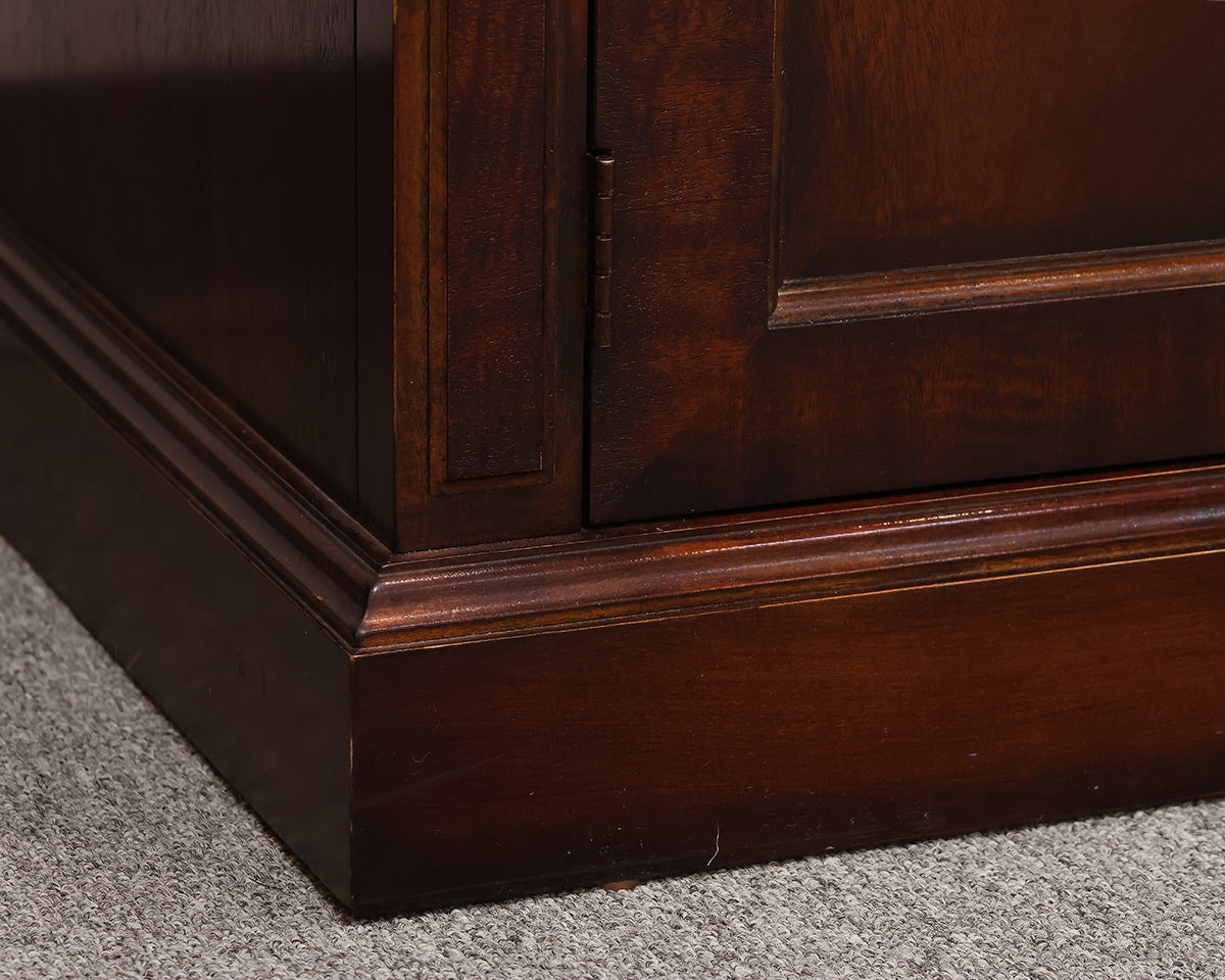 Henredon ' Natchez' Mahogany China Cabinet with Illuminated Inteior