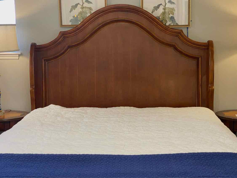 Stanley Scallop Top Queen Bed