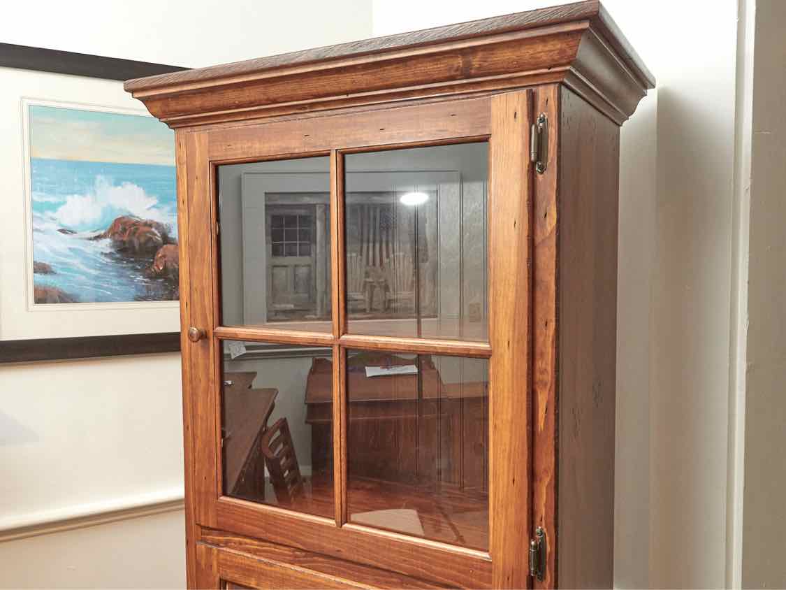 Heart Land  Fir Hutch /Display Cabinet with Glass Pane Door
