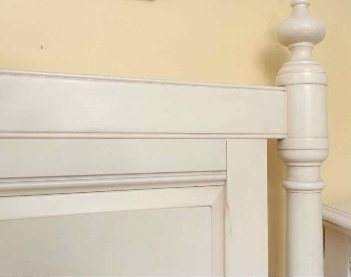 Ivory Finish Queen Bed with Interchangeable Cane/Wood Panel Footboard