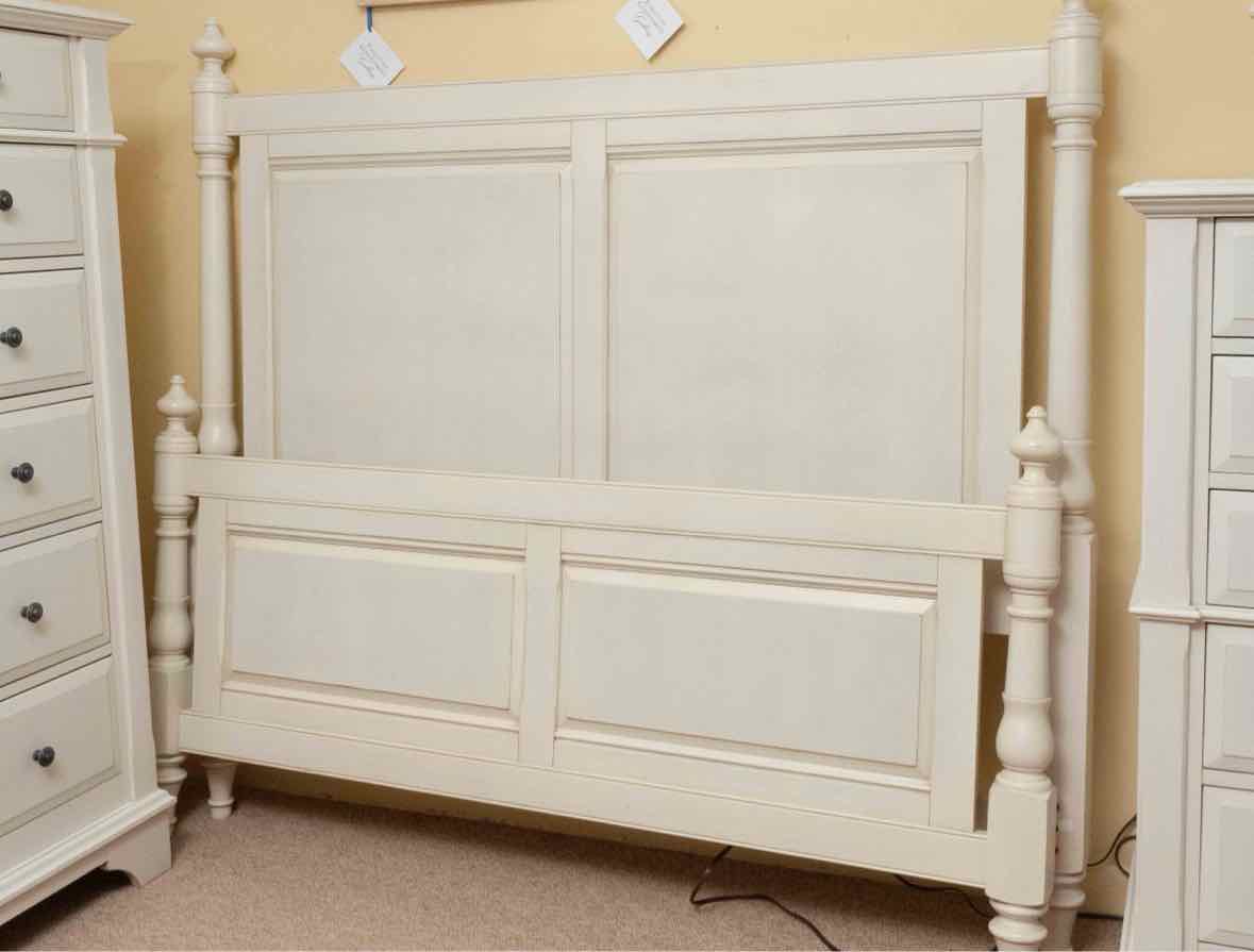 Ivory Finish Queen Bed with Interchangeable Cane/Wood Panel Footboard