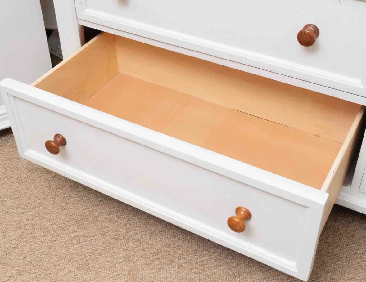 Cherry Plank Top 7 Drawer Dresser in White Finish