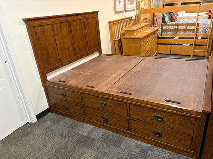 Intercon Furniture Oak Park Queen Storage Bed
