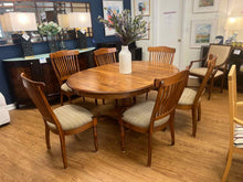 Nichols & Stone Maple Dining Table w/ Set of 6 Chairs