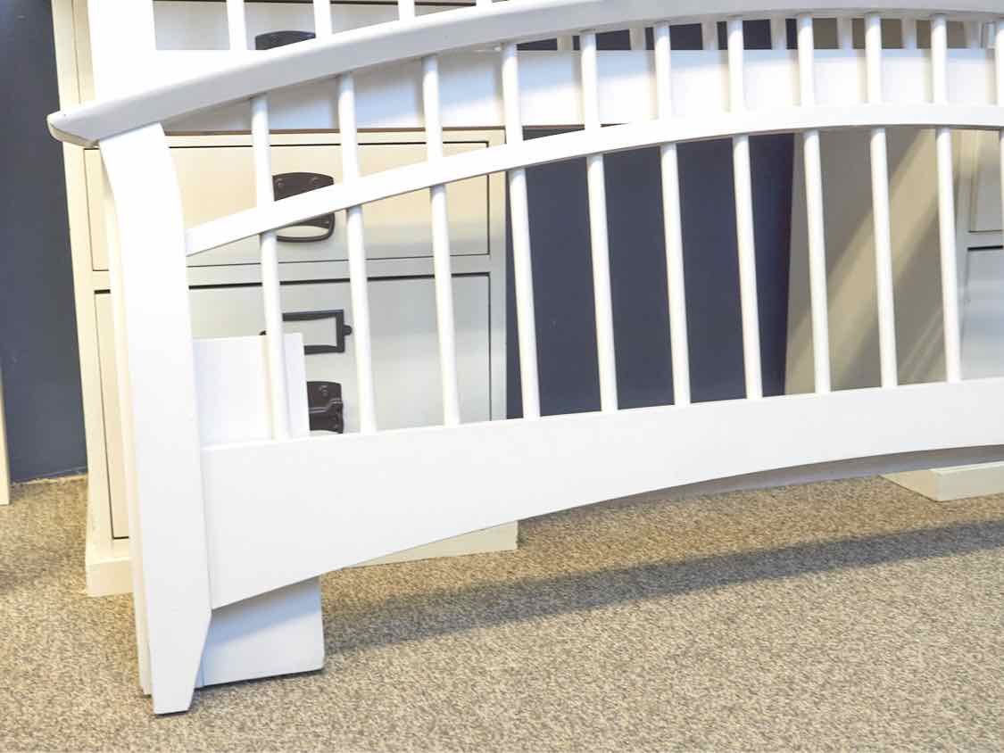 Arch Spindle Arctic White Finish Queen Bed