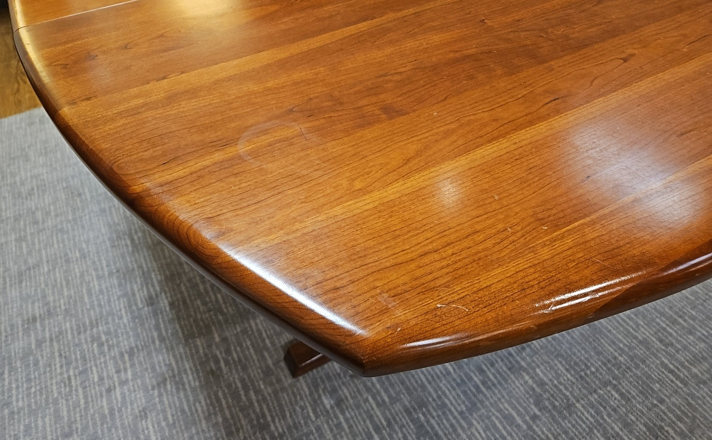 Hunt Furniture 'Hancock' Dining Set w/ 6 Chairs