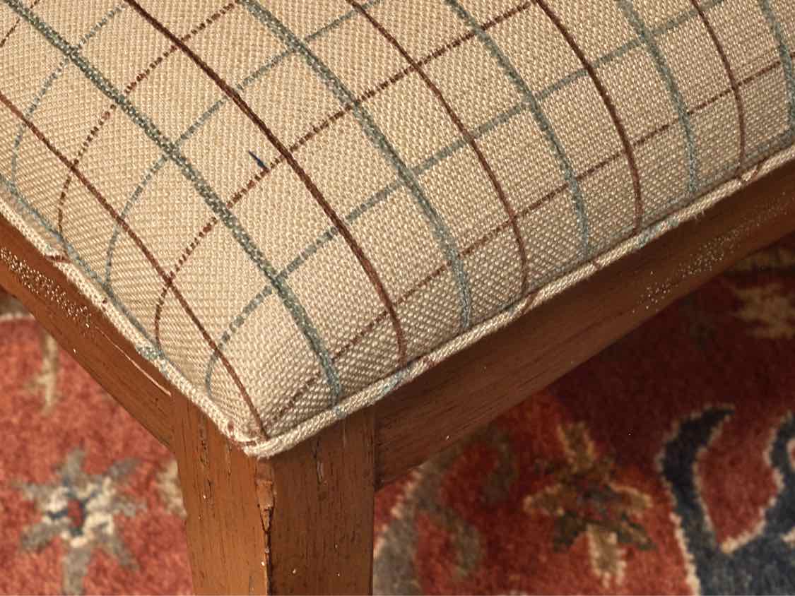 Ethan Allen  Distressed Round Dining Table & 6 Upholstered Seats Chairs