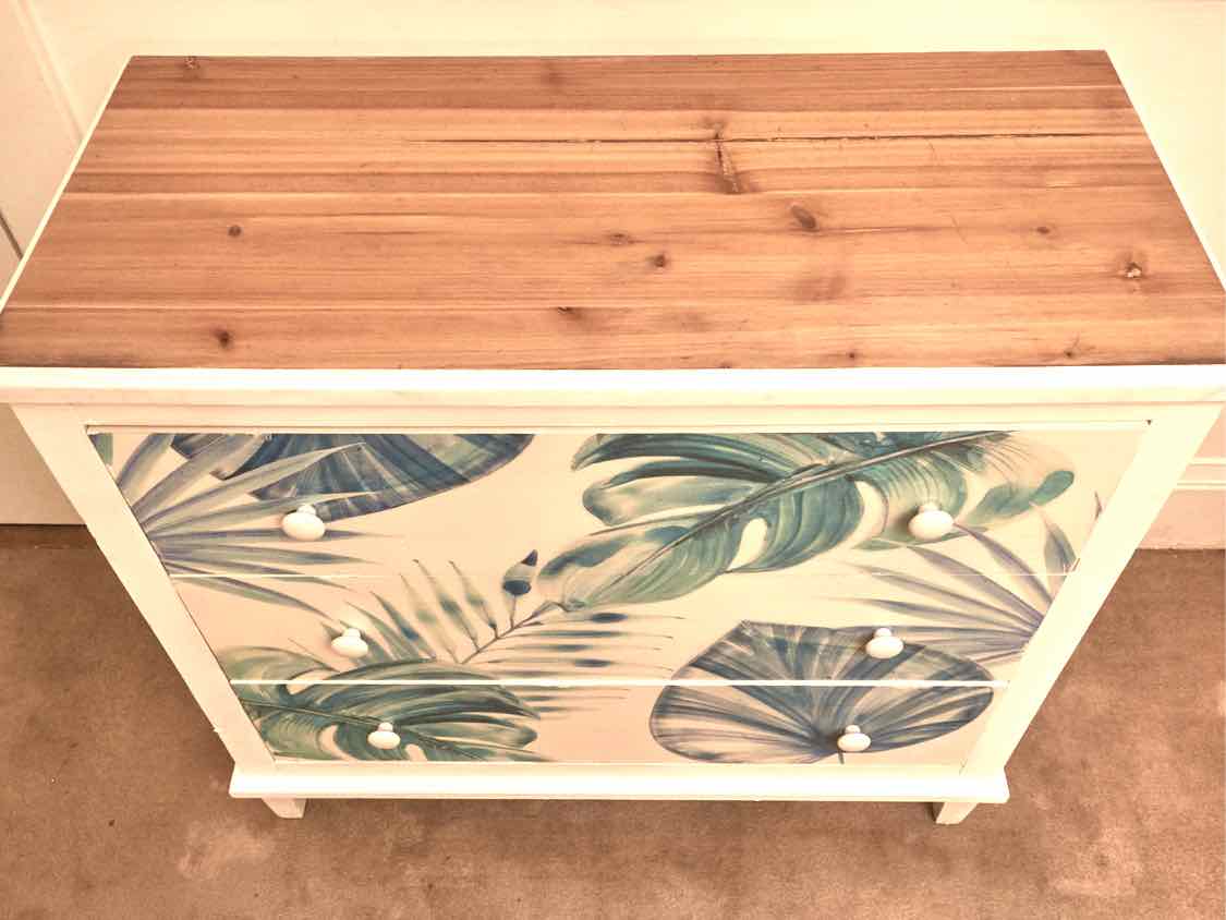 White Finish With Leaf Motif Decor 3 Drawer Chest