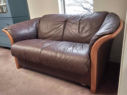 Ekornes Manhattan Loveseat in Chocolate Leather with Teak Wood Trim