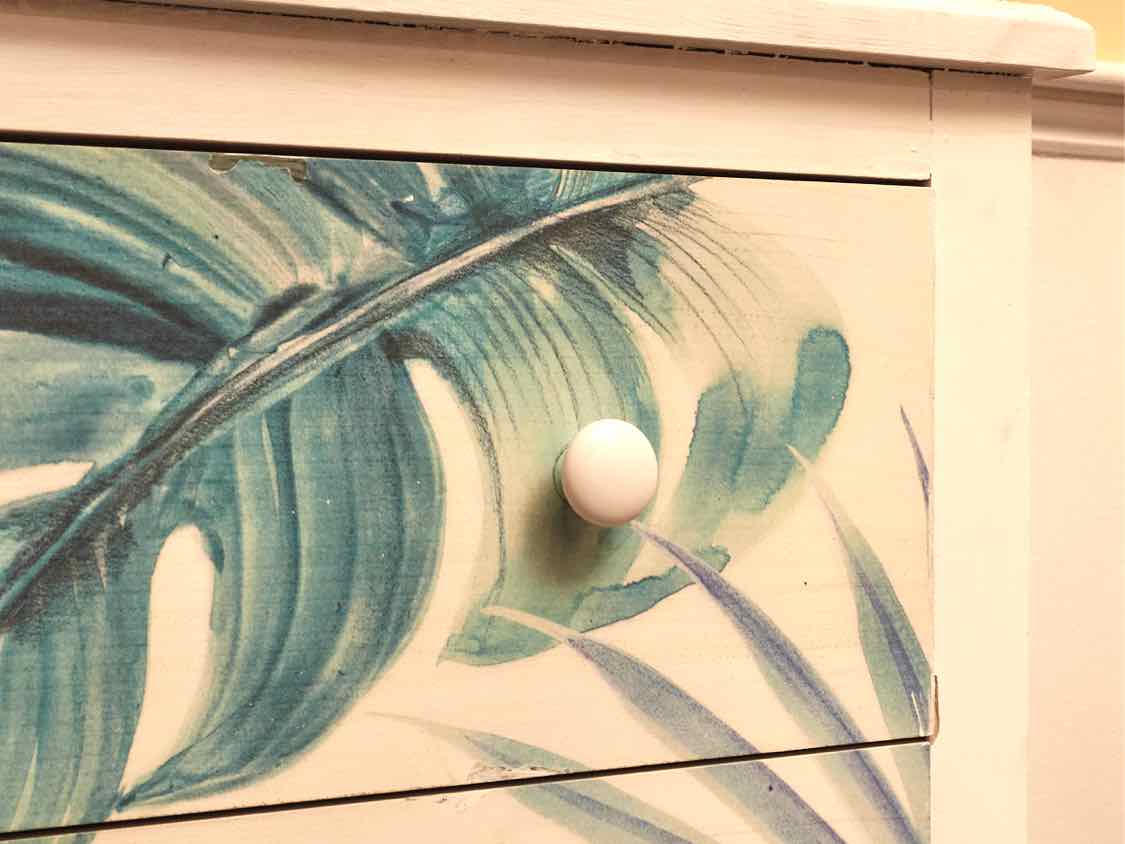 White Finish With Leaf Motif Decor 3 Drawer Chest