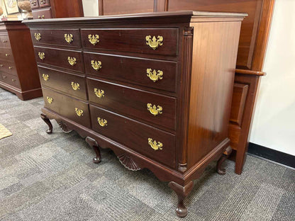 Queen Anne Mahogany 8-Drawer Dresser