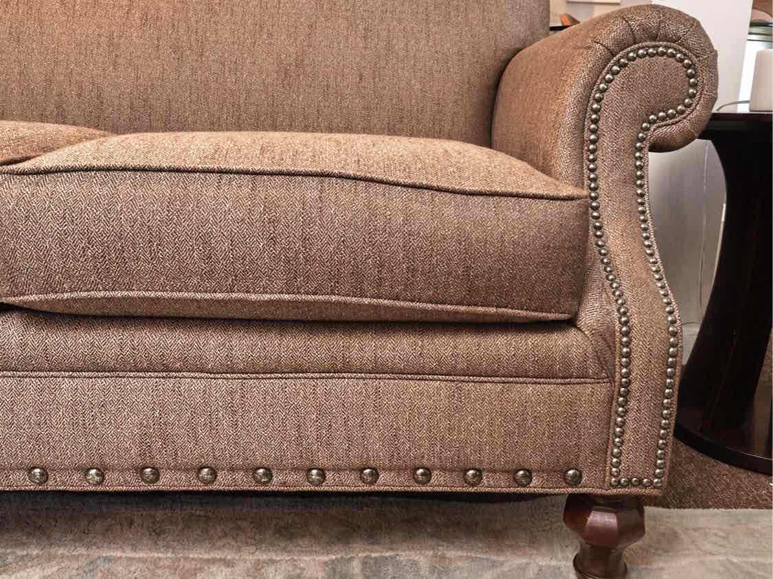 Thomasville 3 Cushion Tweed Blend Upholstered Includes 4 Toss Pillows  Sofa
