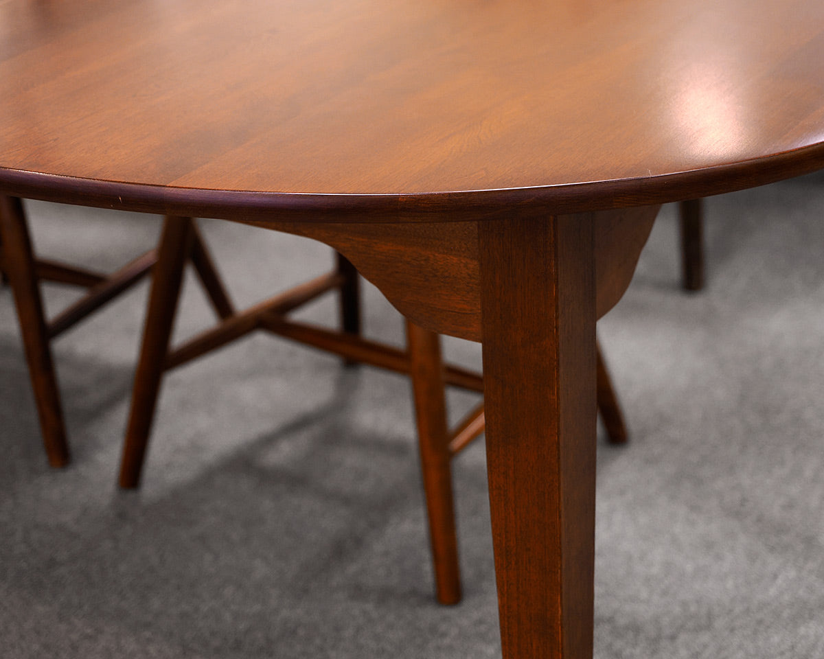 Nichols & Stone Dining Table & Chair Set