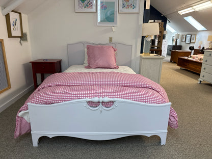 Full Size Rosette Carved Bed