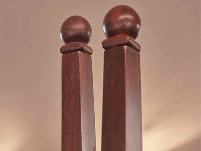 Kincaid Cherry Shaker Pencil Post Queen Bed