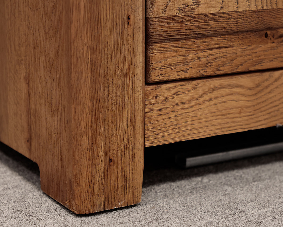 Vaughan Bassett 8-Drawer Dresser w/ Mirror.