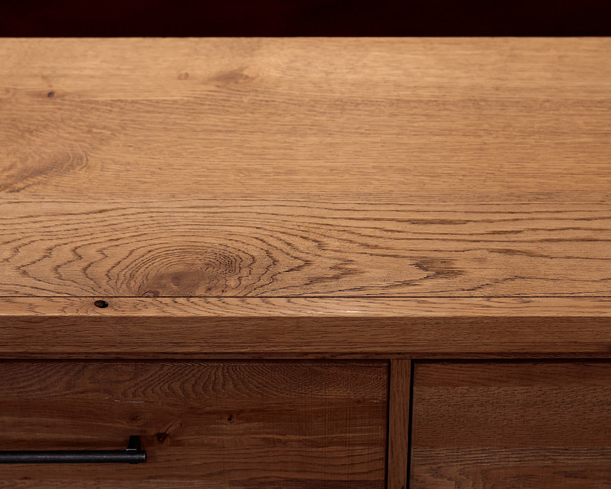 Vaughan Bassett 8-Drawer Dresser w/ Mirror.