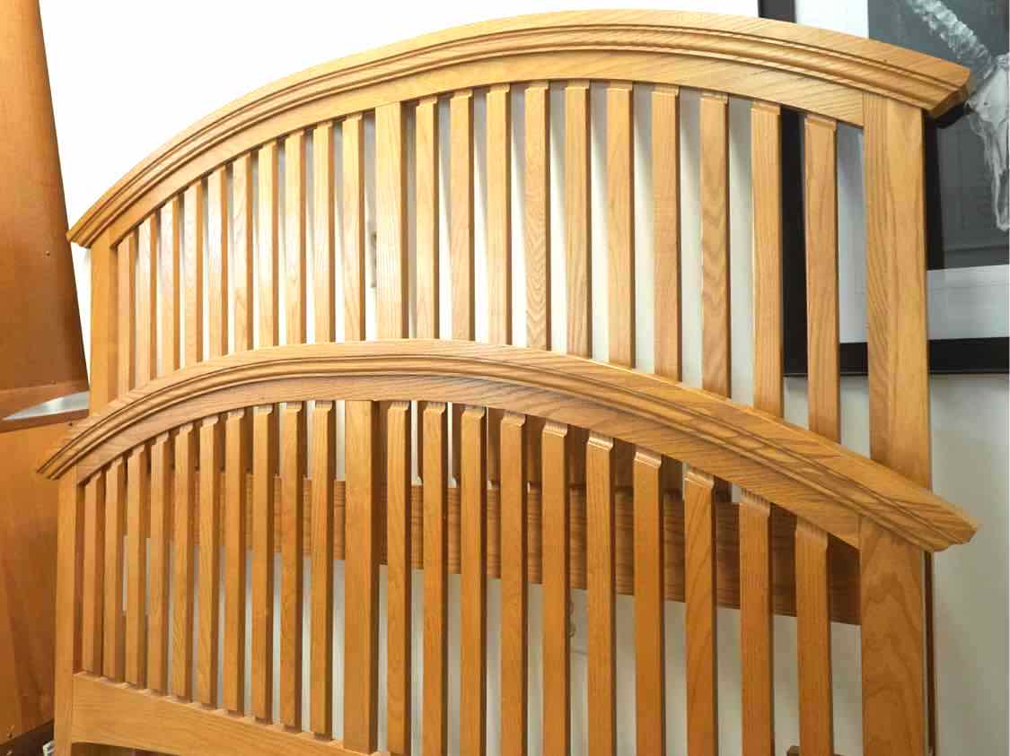 Vaughn Bassett Queen Arched Oak Bed