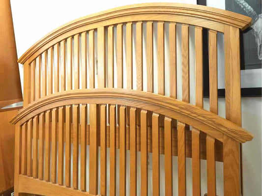 Vaughn Bassett Queen Arched Oak Bed