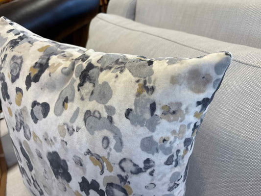 Romo 'Niumi' Velvet Accent Pillow