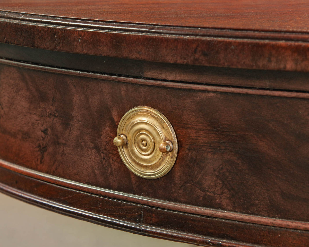 Mahogany Renter's Accent Table with Pedestal Base