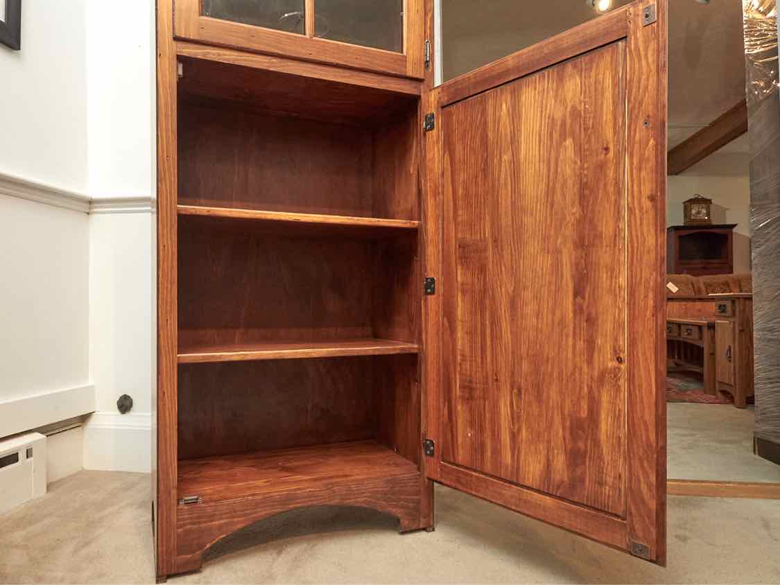Heart Land  Fir Hutch /Display Cabinet with Glass Pane Door