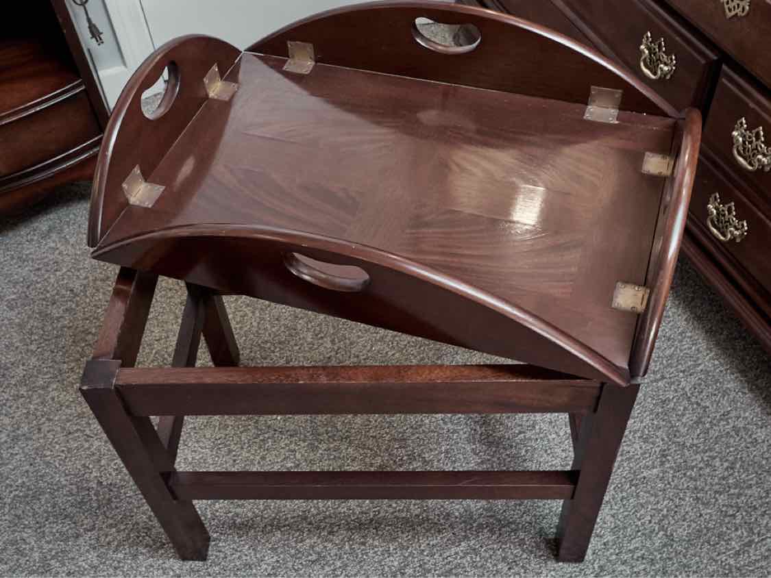 Mahognay Bulter's Lift Tray Cocktail Table with Fold Down Sides