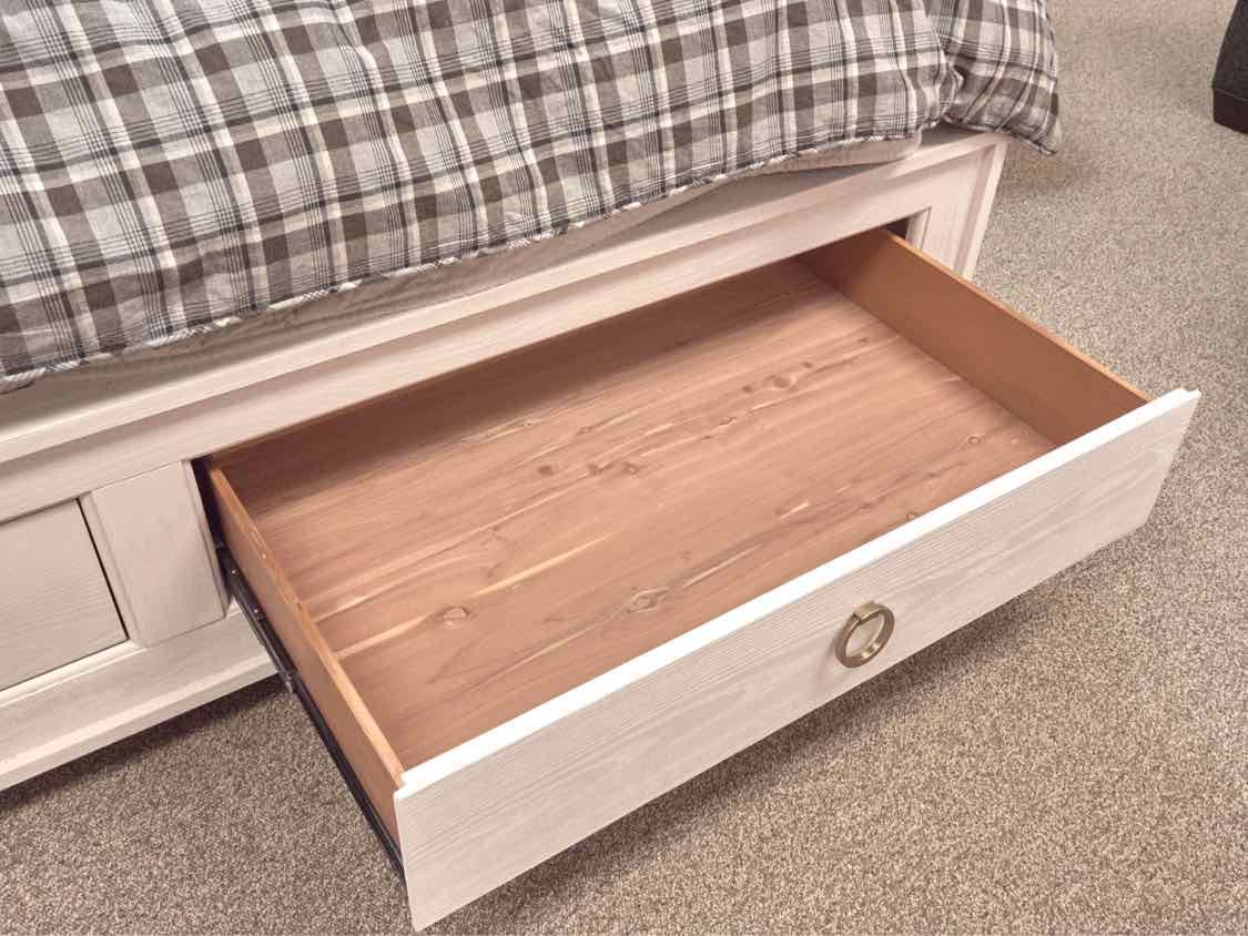 Bassett 'Ventura Panel Storage' King Bed