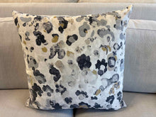 Romo 'Niumi' Velvet Accent Pillow