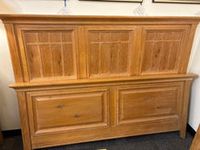 Thomasville 'Nightview' Washed Oak Queen Bed
