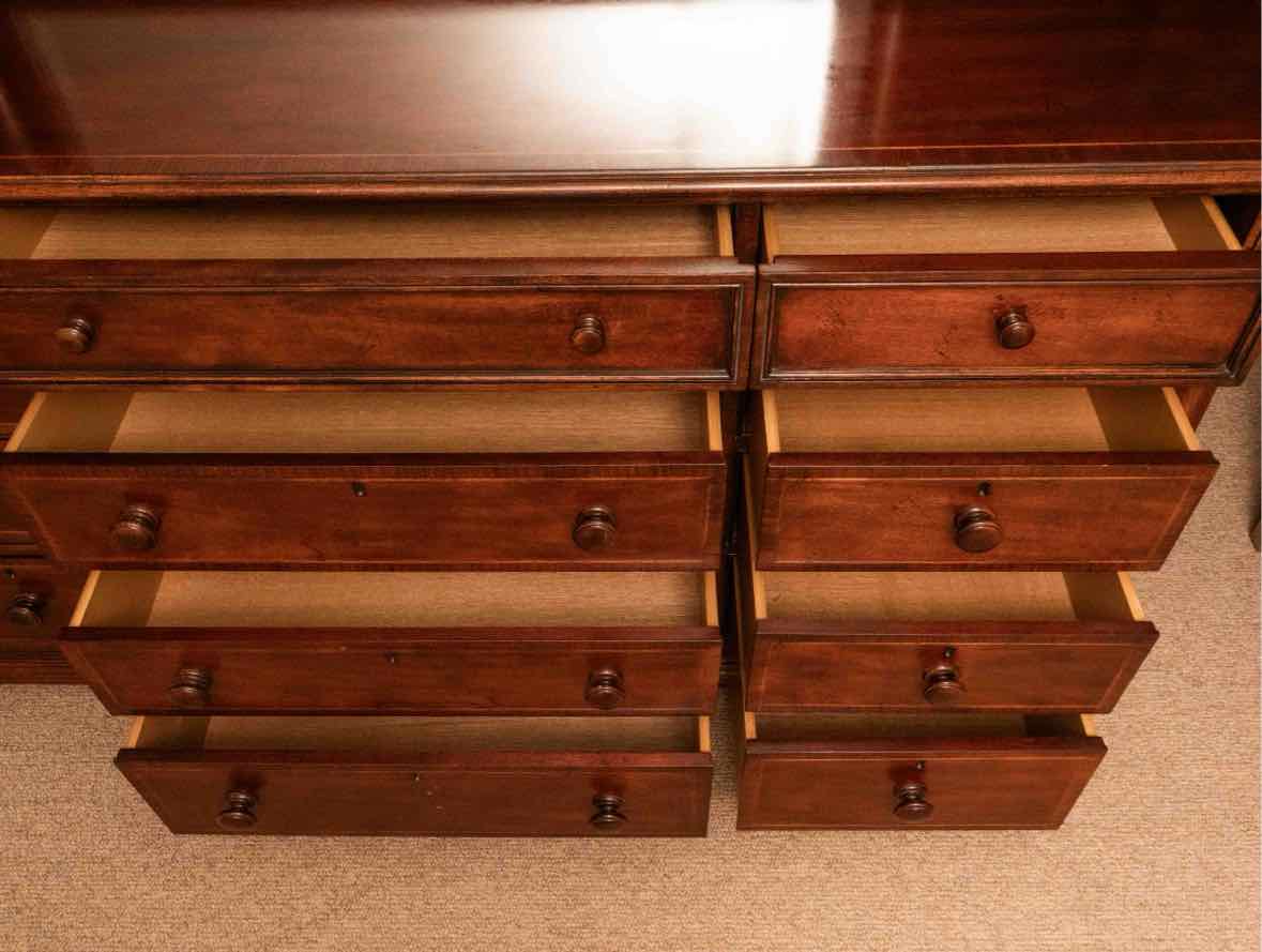 Thomasville 'Fredericksburg Collection'Mahogany Finish 12 Drawer Dresser