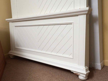 Bassett  Off White Arched  Queen Bed Includes Siderails & Wooden Slats
