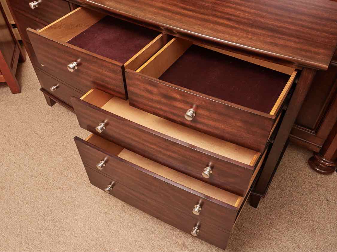 Ribboned Mahognay 7 Drawer Dresser
