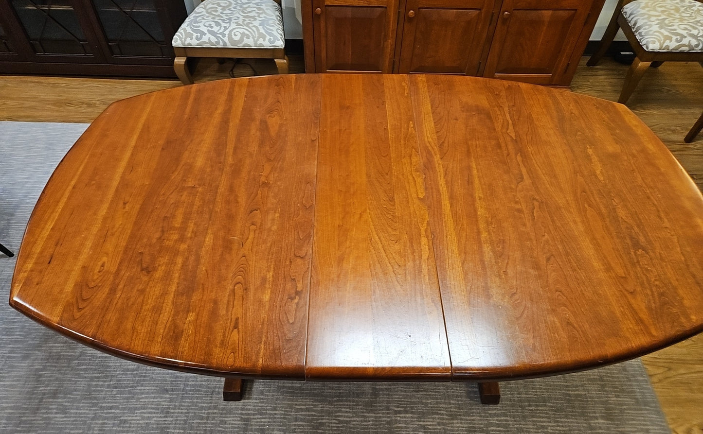 Hunt Furniture 'Hancock' Dining Set w/ 6 Chairs