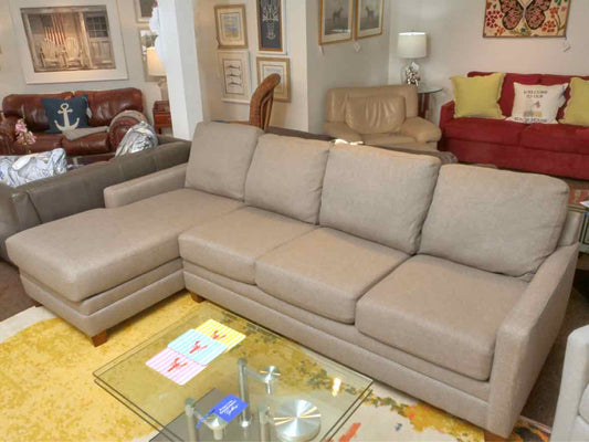 Bassett 'Carolina' 2 Piece Sectional with Chaise