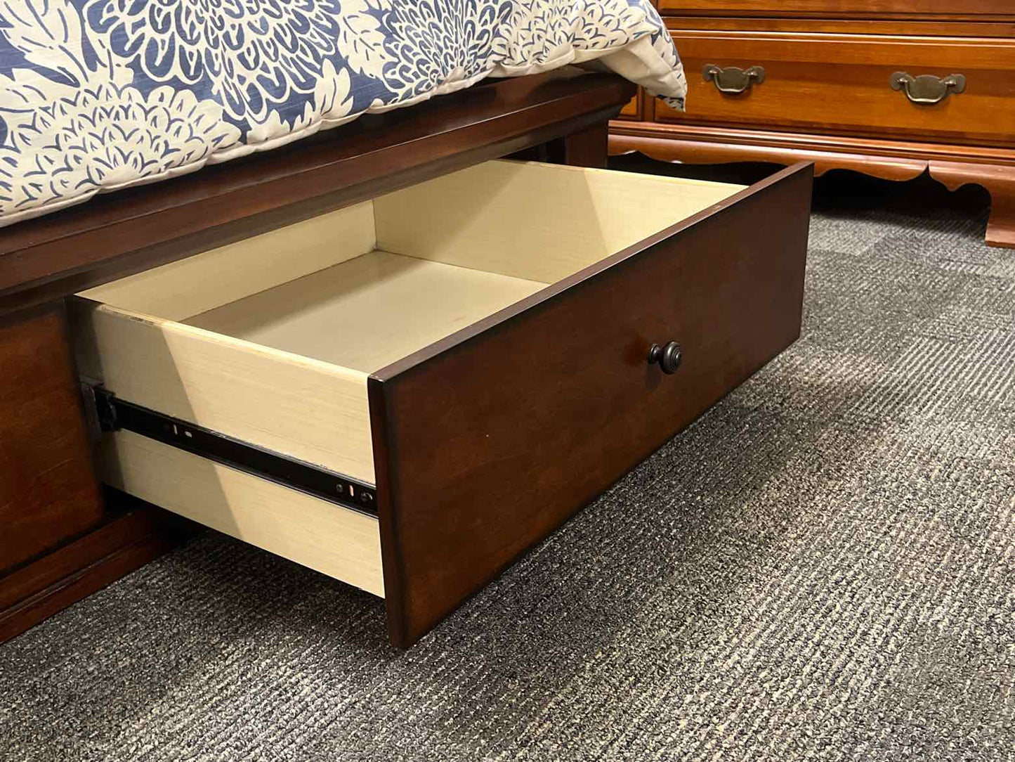 Aspen Home 'Cambridge' Queen Sleigh Storage Bed